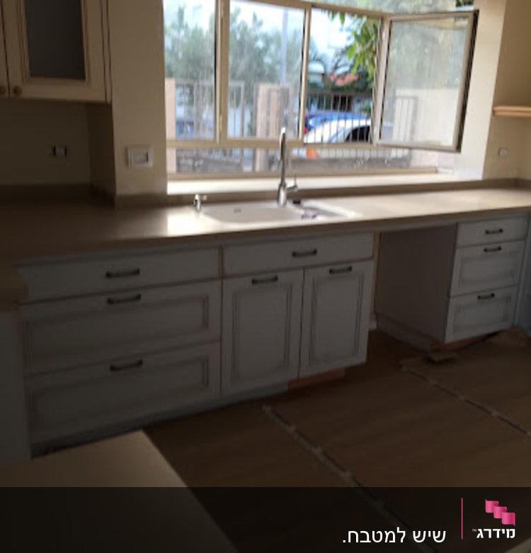 מטבח עם משטחי שיש בהתקנה